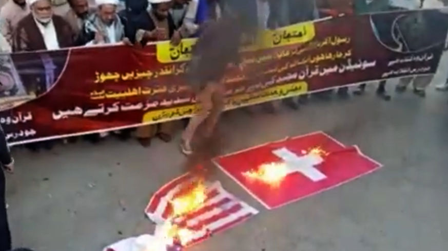 In-Pakistan-brennt-die-Schweizer-Flagge-doch-es-ist-alles-nur-ein-Irrtum