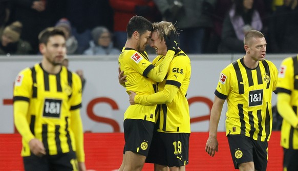epa10429629 Dortmund's Giovanni Reyna (2L) celebrates with teammates after scoring the 2-1 lead during the German Bundesliga soccer match between 1. FSV Mainz 05 and Borussia Dortmund in Mainz, German ...