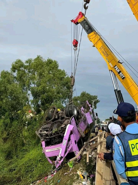 251120 -- KAMPONG THOM, Nov. 20, 2025 -- Cranes hoist the wreckage of a crashed bus from a river in Kampong Thom province, Cambodia, on Nov. 20, 2025. Thirteen people were killed and 24 others injured ...