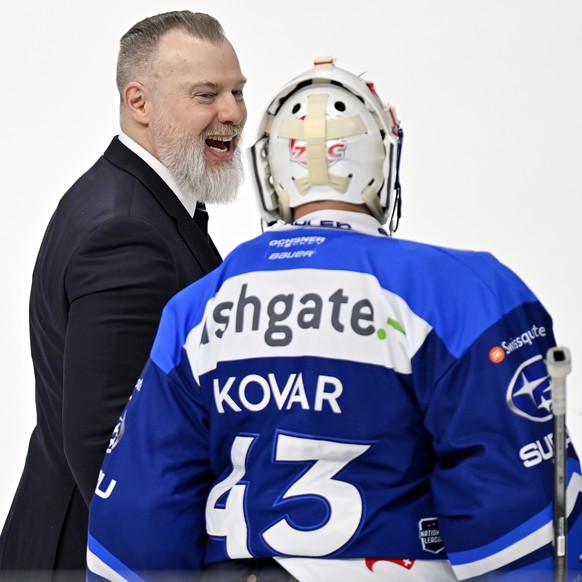 ZSC Trainer Rikard Groenborg strahlt nach dem Sieg im siebten Eishockey Playoff-Viertelfinalspiel der National League zwischen den ZSC Lions und dem EHC Biel-Bienne im Hallenstadion in Zuerich am Mont ...