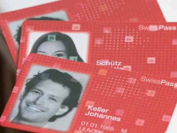 Die SBB und der Verband öffentlicher Verkehr stellten heute den Swiss Pass vor. Künftig sollen GA, Halbtax und weitere Abos auf einer einzigen Karte gespeichert sein. Der Swiss Pass ist ein erster Sch ...
