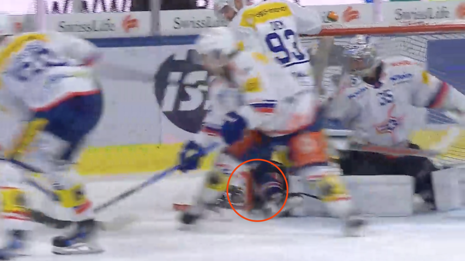 Umstrittenes Tor bei ZSC vs. EHC Kloten: In dieser Lücke verschwindet der Puck.