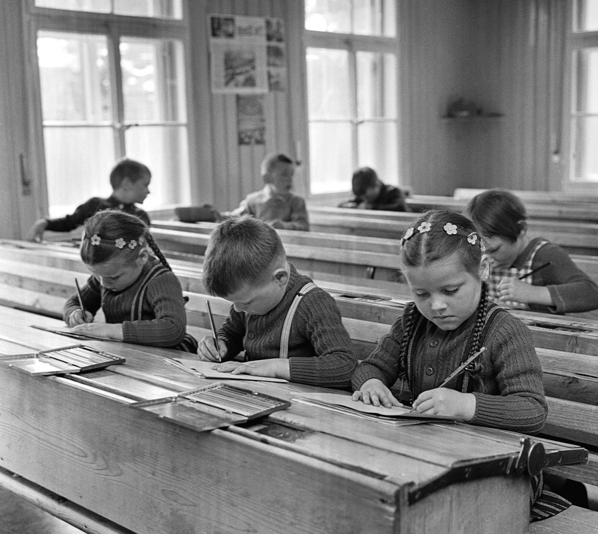 MILESTONES CATALOGUE - First day at school in Appenzell, Switzerland, pictured in 1964. Triplets sit at their school desks. (KEYSTONE/PHOTOPRESS-ARCHIV/RIA/Str) 

MILESTONES KATALOG - Erster Schultag  ...