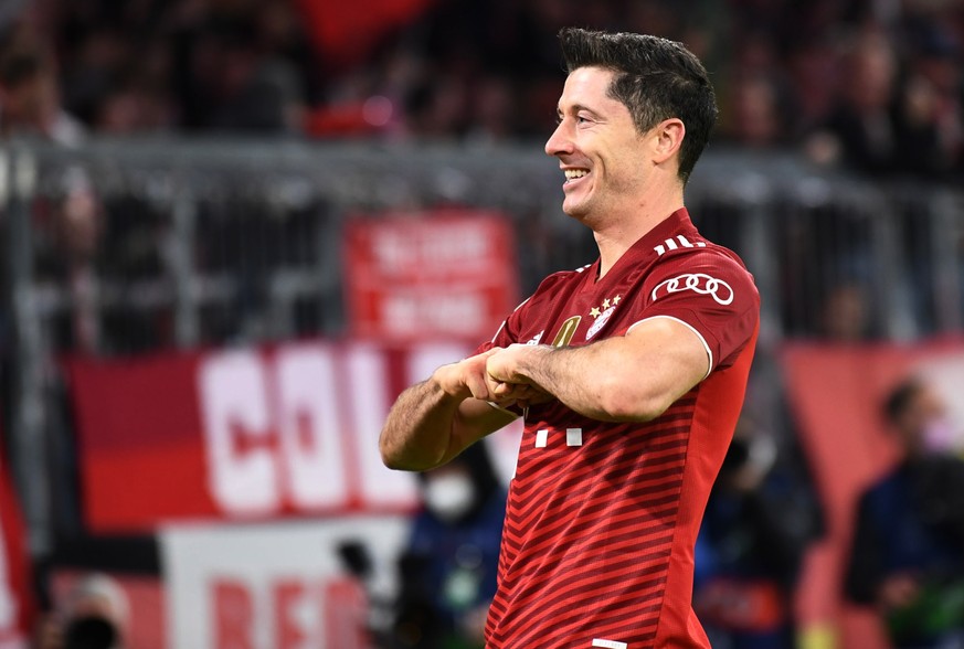 epa09560382 Munich&#039;s Robert Lewandowski celebrates after scoring the 4-1 lead during the UEFA Champions League group E soccer match between FC Bayern Munich and Benfica Lisbon in Munich, Germany, ...