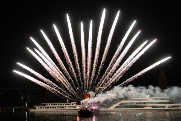 Der Urknall morgens um fuenf Uhr ueber dem Luzerner Seebecken eroeffnet die Fritschi-Tagwache der Luzerner Fasnacht am Schmutzigen Donnerstag, 27. Februar 2025 in Luzern. Die Luzerner Fasnacht dauert  ...