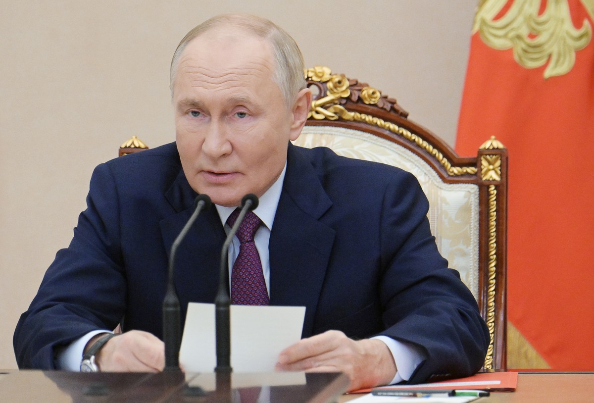 epa11624953 Russian President Vladimir Putin holds a meeting of the Security Council on nuclear deterrence at the Kremlin in Moscow, Russia, 25 September 2024. Putin announced the introduction of a nu ...