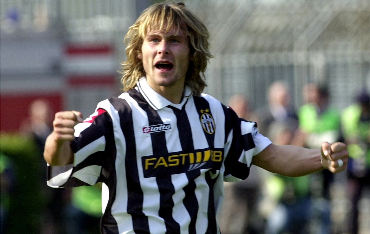 Juventus' Czech midfielder Pavel Nedved celebrates after scoring the winning goal against Piacenza during an Italian major league soccer match at the Leonardo Granilli stadium in Piacenza, Italy, ...