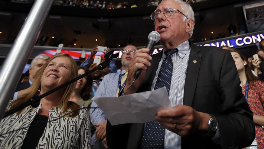US-Demokraten schreiben Geschichte: Hier kürt Sanders eine Frau zur Präsidentschaftskandidatin