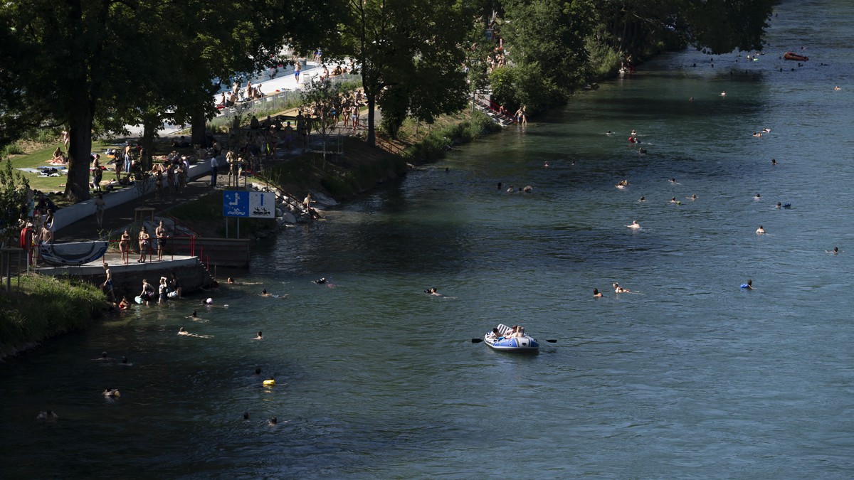 Taucher-bergen-Billettautomaten-aus-der-Aare-in-Bern-niemand-weiss-woher-er-kommt