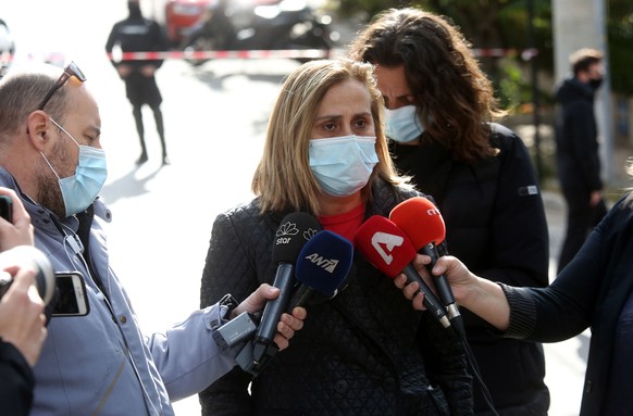 epa09124567 Maria Antoniadou, president of Athens Journalists Union (ESIEA), makes statements outside the home of Greek journalist Giorgos Karaivaz in Alimos, on the southern coast of Attica, after he ...