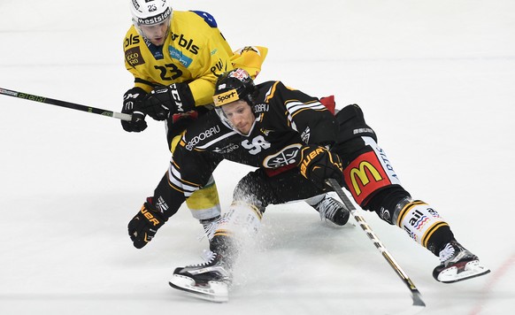 Luganos Damien Brunner, rechts, im Duell mit Berns Simon Bodenmann, im ersten Eishockey Playoff-Finalspiel der National League A zwischen dem HC Lugano und dem SC Bern, in der Resega Halle in Lugano,  ...