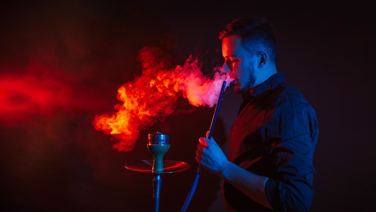 Ein Mann raucht Shisha.