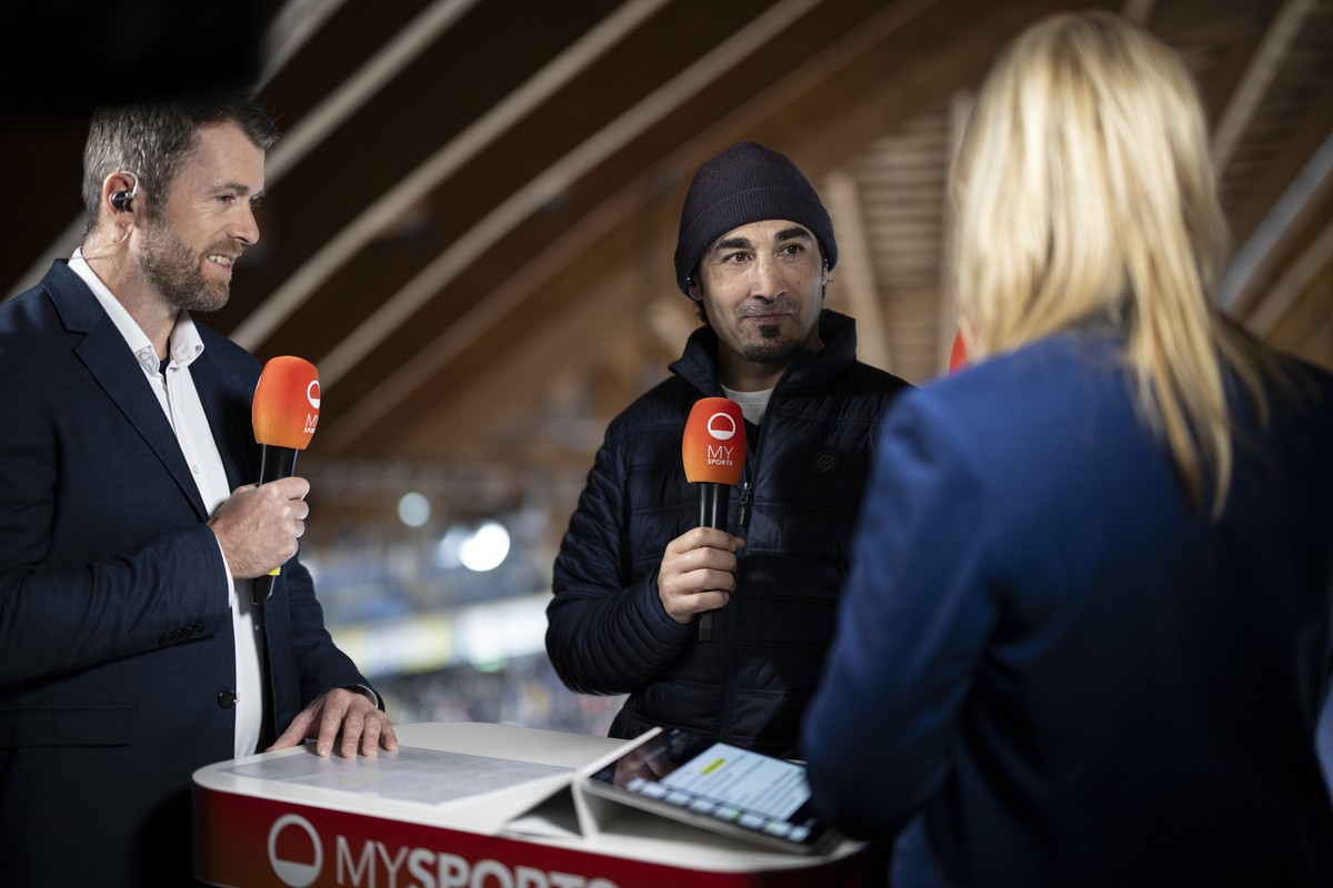 Mysports Experte Alex Chatelain, der ehemalige HCD Spieler Andres Ambuehl, und Moderatorin Daniela Milanese, von links, im Eishockey Spiel der National League zwischen dem HC Davos (HCD) und den ZSC L ...