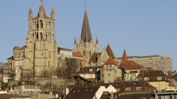 Notre-Dame cathedral, the canton of Vaud&#039;s university hospital and a part of the old city in Lausanne in the canton of Vaud, Switzerland, pictured on November 27, 2007. (KEYSTONE/Laurent Gilliero ...