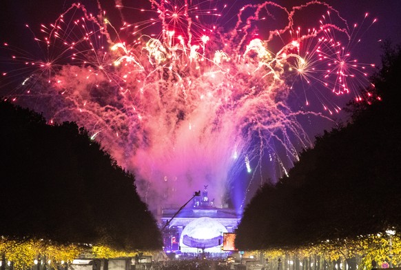 epa07984627 A general view shows the Brandenburg Gate with fireworks at the scene of celebrations of the 30th anniversary of the fall of the Berlin Wall is taking place in Berlin, Germany, 09 November ...
