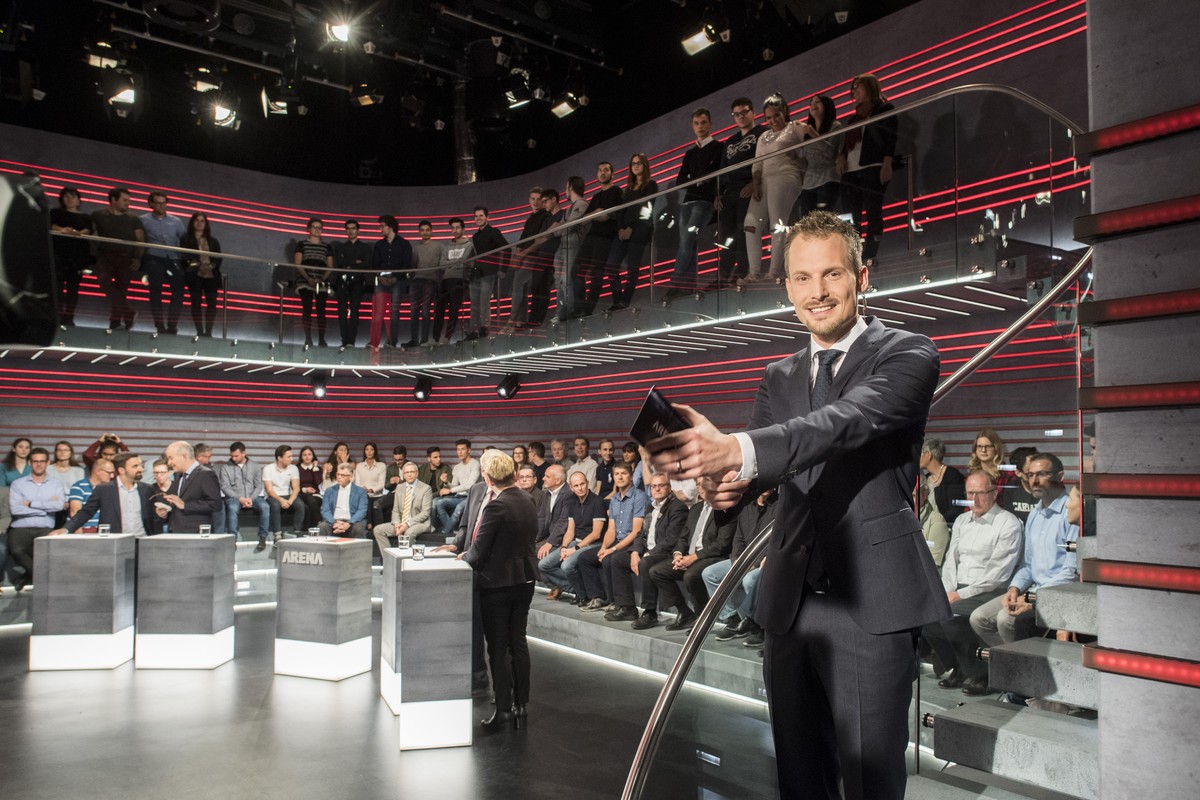 ACHTUNG REDAKTOREN: BITTE BEACHTEN SIE DIE SPERRFRIST BIS 3. NOVEMBER 2017, 22:25 --- Moderator Jonas Projer spricht waehrend der Aufzeichnung der Sendung "Arena" zum Thema "No Billag - ...