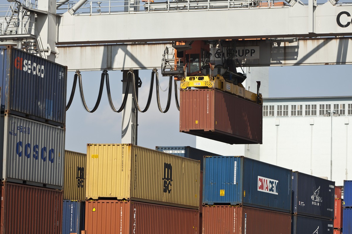 A cargo ship hangs at the crane at the harbor Kleinhueningen, in Basel, Switzerland, pictured on March 29, 2011. (KEYSTONE/Gaetan Bally)

Ein Container haengt am 29. Maerz 2011 an einem Kran im Hafen  ...