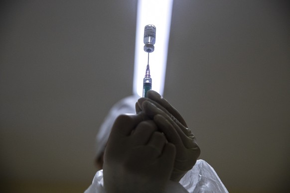 A medical worker, right, prepares a shot of Russia&#039;s Sputnik V coronavirus vaccine in Moscow, Russia, Wednesday, Dec. 30, 2020. Russia&#039;s Health Ministry has allowed a domestically designed c ...