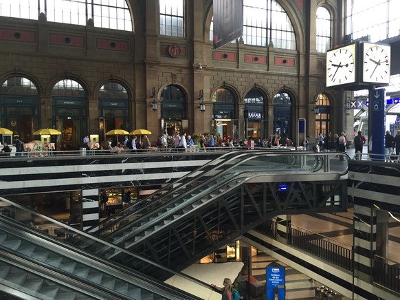 Die Hilfiker-Uhr sowie die Rolltreppen, die zum unterirdischen Ladenareal führen.