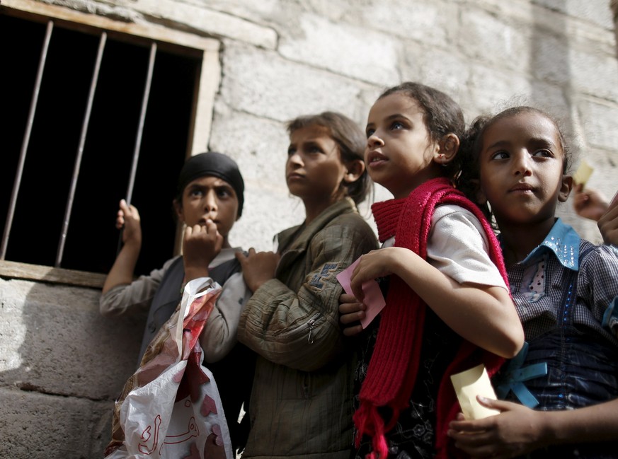 Kinder in Yemens Hauptstadt Sana'a warten auf Hilfe.