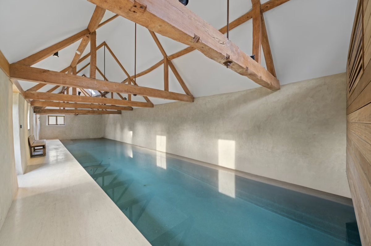 L'un des bâtiments du domaine abrite une piscine chauffée.