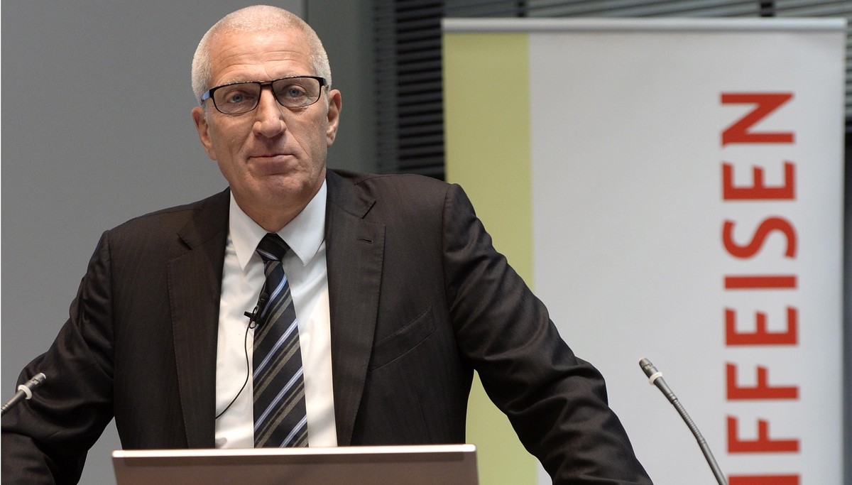 Pierin Vincenz, CEO Raiffeissen orientiert an einer Medienkonferenz in Zuerich am Freitag, 28. Februar 2014 ueber das vergangene Geschaeftshjahr. Raiffeisen hat den Gewinn 2013 um fast 13 Prozent auf  ...