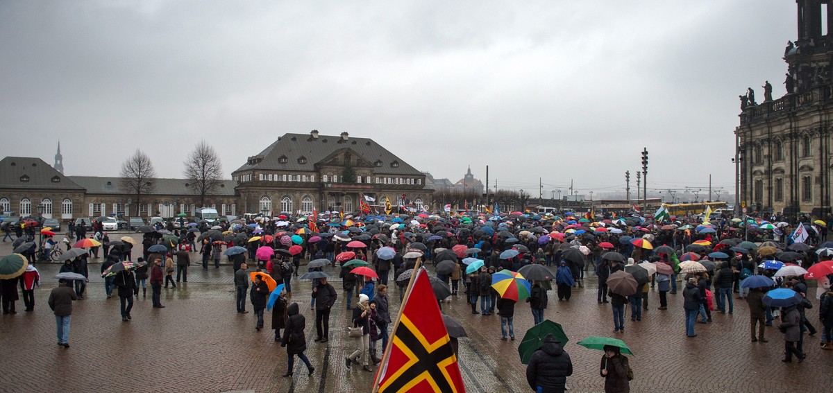 epa05681115 Supporters of the 'Pegida' movement take part in a demonstration at the theatre square in Dresden, Germany, 18 December 2016. The 'Patriotic Europeans against the Islamisati ...