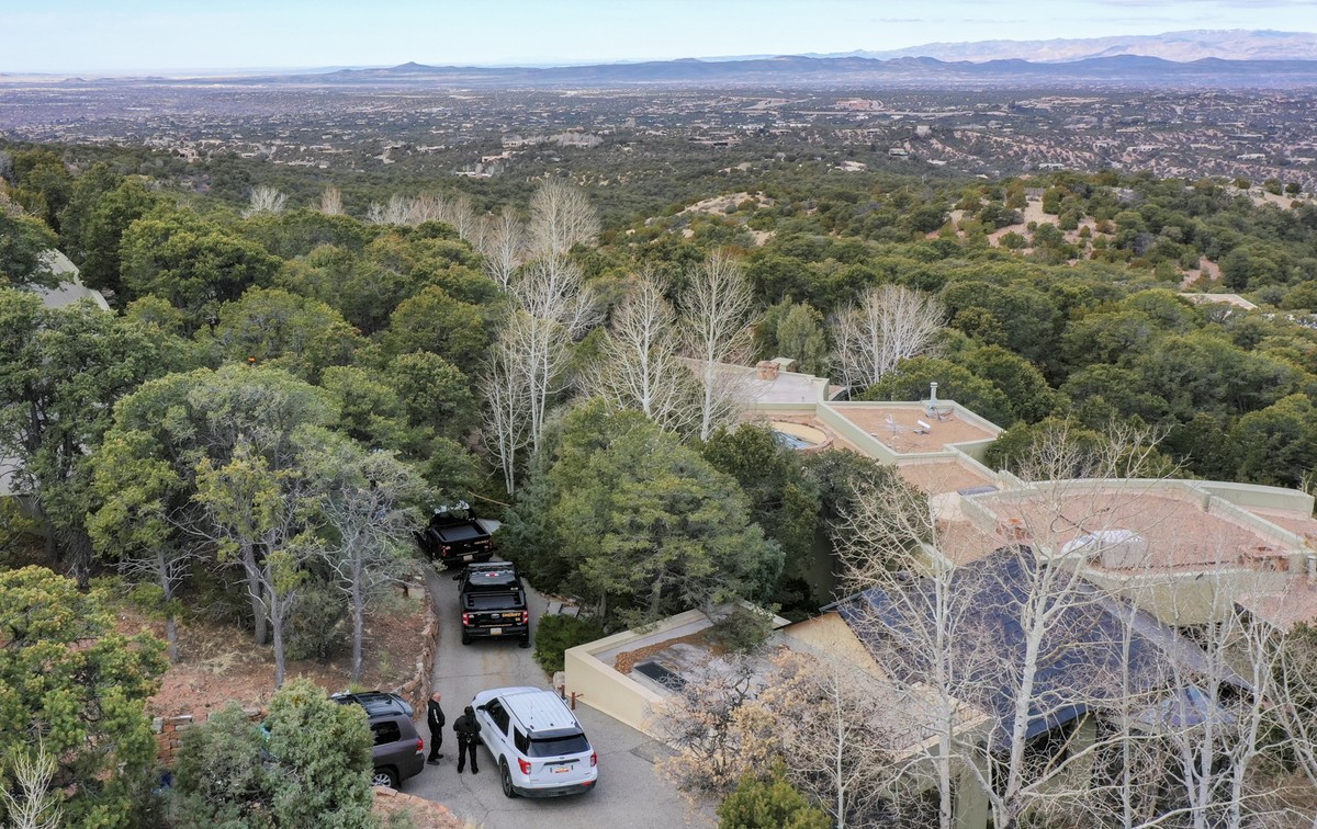 Santa Fe County deputies remain outside the house belonging to actor Gene Hackman and his wife Betsy Arakawa were earlier found dead, Thursday, Feb. 27, 2025 in Santa Fe, N.M. (AP Photo/Roberto E. Ros ...