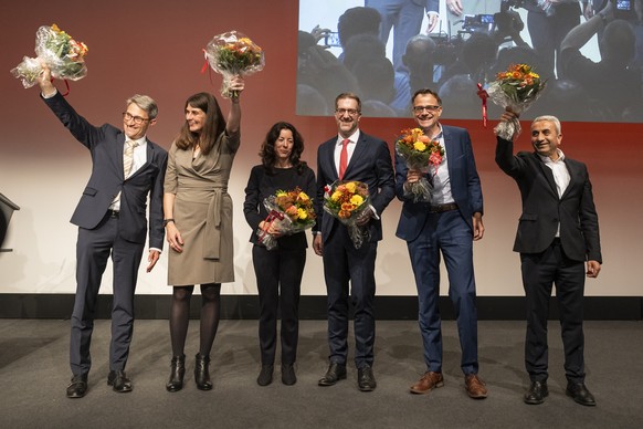 Die im ersten Wahlgang wiedergewaehlten Mitglieder der Regierung des Kantons Basel-Stadt jubeln mit Blumen, von links, Lukas Engelberger, Mitte, Stephanie Eymann, LDP, Tanja Soland, SP, Conradin Crame ...