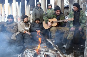 Ukrainische Demonstranten singen auf einer Strassenbarrikade in Kiev.
