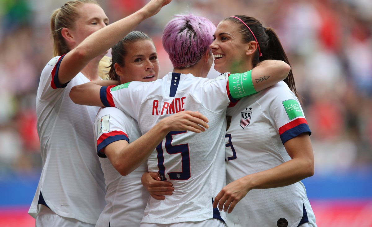epa07670761 Megan Rapinoe (C) of USA celebrates with teammates after scoring the 0-1 lead during the FIFA Women's World Cup 2019 round of 16 soccer match between Spain and USA at Reims, France, 2 ...