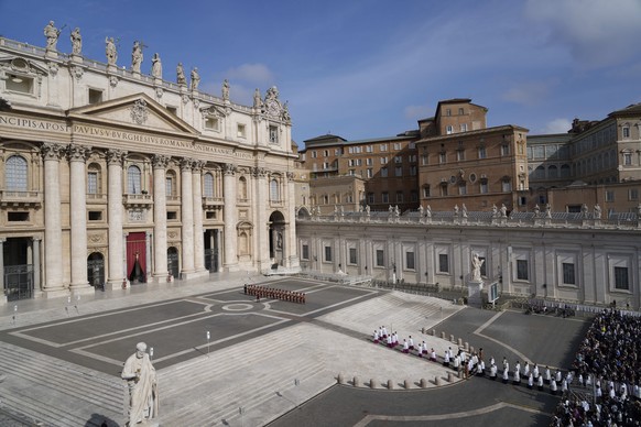 People watch in St. Peter&#039;s Square the procession of the arrival of the body of Pope Francis, who will lie in state at St. Peter&#039;s Basilica for three days, at the Vatican, Wednesday, April 2 ...