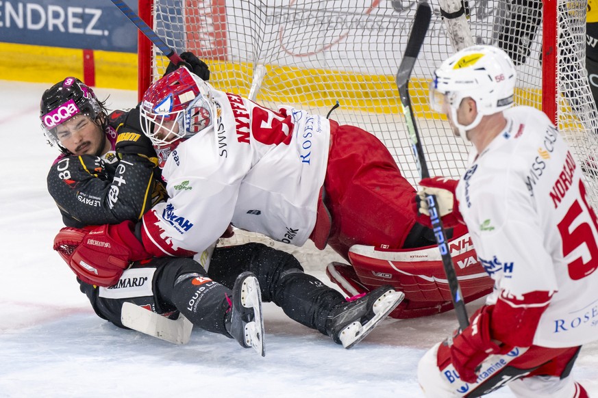 Ajoies Kyen Sopa, links, gegen Rapperswil-Jonas Torhueter Melvin Nyffeler, Mitte, im Eishockey-Qualifikationsspiel der National League zwischen dem HC Ajoie und den Rapperswil-Jona Lakers in der Raiff ...