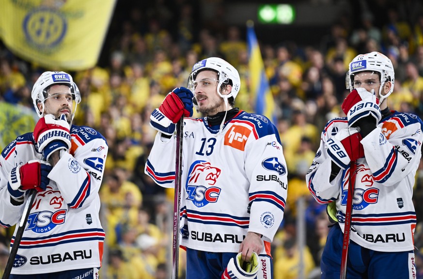 Die enttaeuschten Zuercher Denis Malgin, Justin Sigrist und Yannick Zehnder, von links, beim zweiten Eishockey Playoff Halbfinalspiel der National League zwischen dem HC Davos und den ZSC Lions, am Di ...