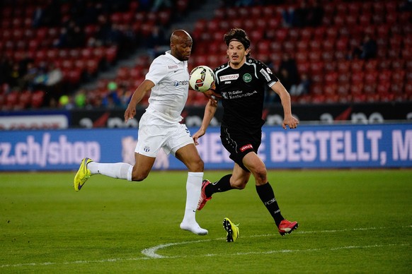 18.04.2015; Zuerich; Fussball Super League - FC Zuerich - FC St: Gallen; Franck Etoundi (Zuerich) schiesst gegen Daniele Russo (St.Gallen) das Tor zum 1:0 (Daniela Frutiger/freshfocus)