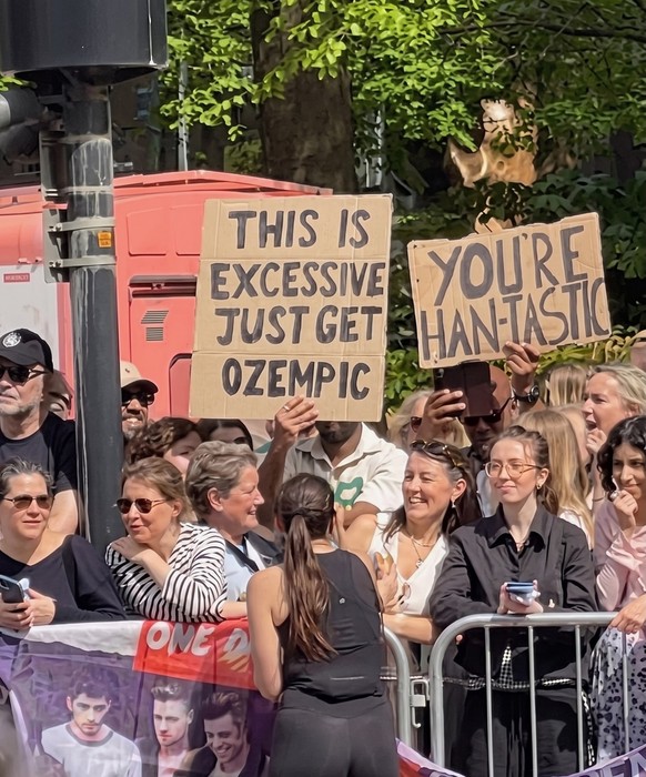 Die lustigsten Plakate vom London 2026 
https://www.instagram.com/britlife_/