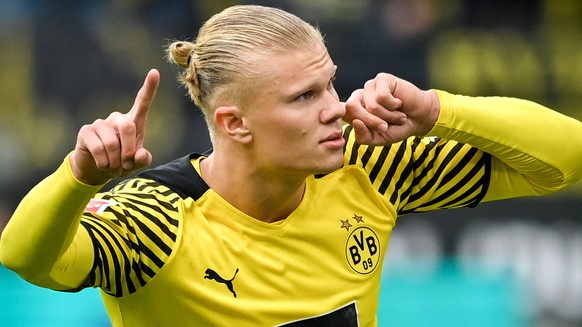 epaselect epa09527219 Dortmund&#039;s Erling Haaland celebrates after scoring the 2-0 lead from the penalty spot during the German Bundesliga soccer match between Borussia Dortmund and 1. FSV Mainz 05 ...