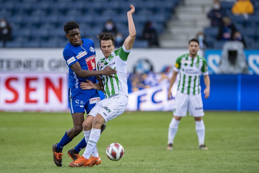 Tsiy Ndenge, links, von Luzern im Spiel gegen Lukas Goertler, mitte, von St. Gallen beim Super League Meisterschaftsspiel zwischen dem FC Luzern und dem FC St. Gallen vom Sonntag, 18. Oktober 2020 in  ...