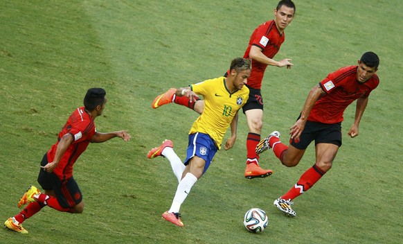Dank seinen technischen Fähigkeiten ist Neymar oft nur schwer vom Ball zu trennen.