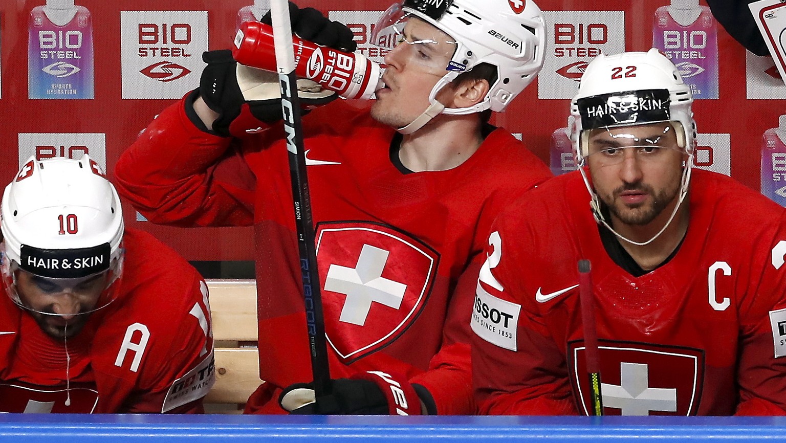 epa10652988 Head coach of Switzerland Patrich Fischer (C) reacts during the quarter final match between Switzerland and Germany at the IIHF Ice Hockey World Championship 2023 in Riga, Latvia, 25 May 2 ...