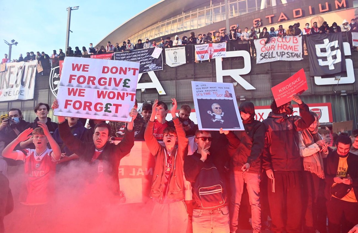 epa09155856 Arsenal fans stage a demonstration against the club's owner Stan Kroenke outside the Emirates stadium in London, Britain, 23 April 2021. EPA/FACUNDO ARRIZABALAGA