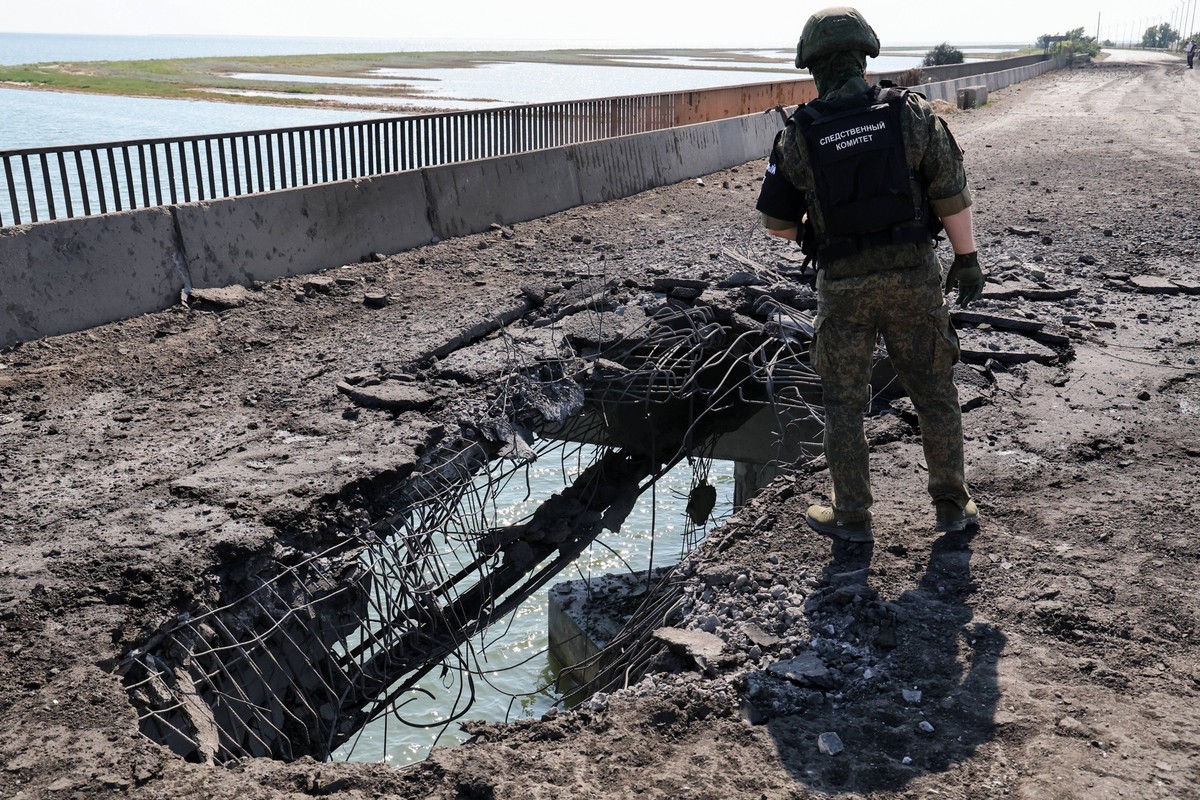Russia: Ukraine hits bridge linking Russia s Kherson Region with Crimea RUSSIA, KHERSON REGION - JUNE 23, 2023: An employee of the Russian Investigative Committee visits a bridge damaged by a Ukrainia ...
