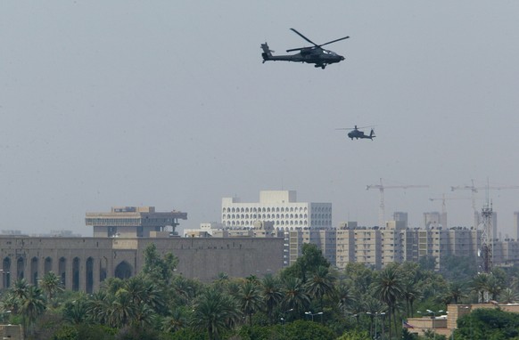 US-Kampfhelikopter bewachen eine Session des irakischen Parlaments 2004 in der Grünen Zone Bagdads.