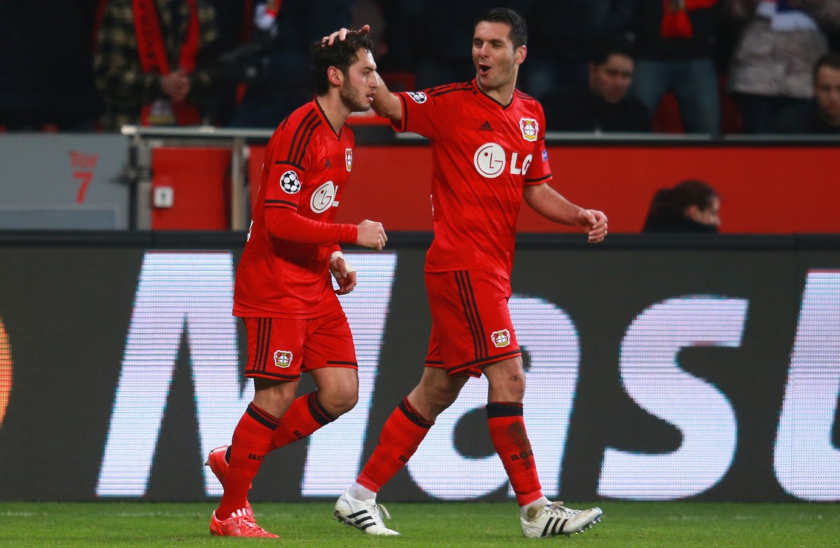 Spahic (rechts) gratuliert Torschütze Calhanoglu zu dessen Treffer.