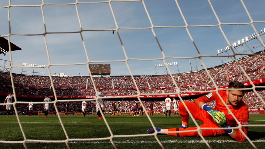 epa07391018 Sevilla FC&#039;s goalkeeper Tomas Vaclik (R) reacts after conceding a goal during the Spanish LaLiga soccer match played between Sevilla FC and FC Barcelona at the Sanchez Pizjuan stadium ...