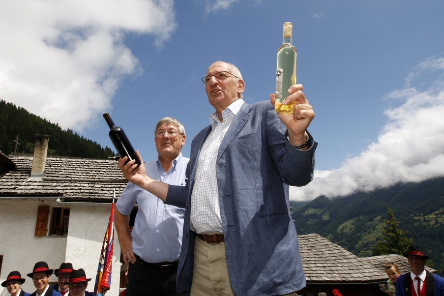 Le president de la Confederation Pascal Couchepin, gauche avec un cadeau et le vice president de la commune Jean-Pierre Salamin, lors de la rencontre avec la population du village valaisan de Grimentz ...