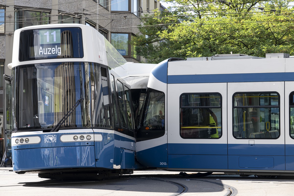 Zusammenstoss von zwei Trams der Linien 11 und 14 beim Sternen in Oerlikon am Montag, 15. September 2025. (KEYSTONE/Andreas Becker)