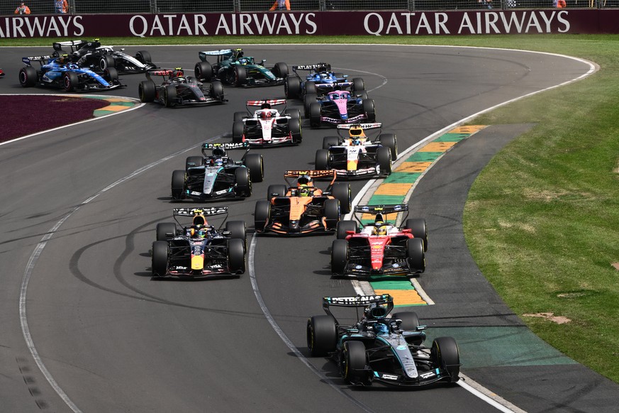 epa12802822 Mercedes-AMG PETRONAS Formula One Team driver George Russell leads during lap 1 of the 2026 Australian Grand Prix at Albert Park Circuit in Melbourne, Australia, 08 March 2026. EPA/JOEL CA ...
