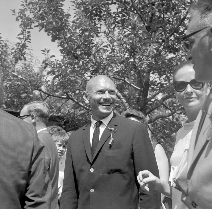 La star hollywoodienne Yul Brynner visite son village ancestral Möriken-Wildegg, 1967 (Photo de Blick/RDB/ullstein bild via Getty Images)