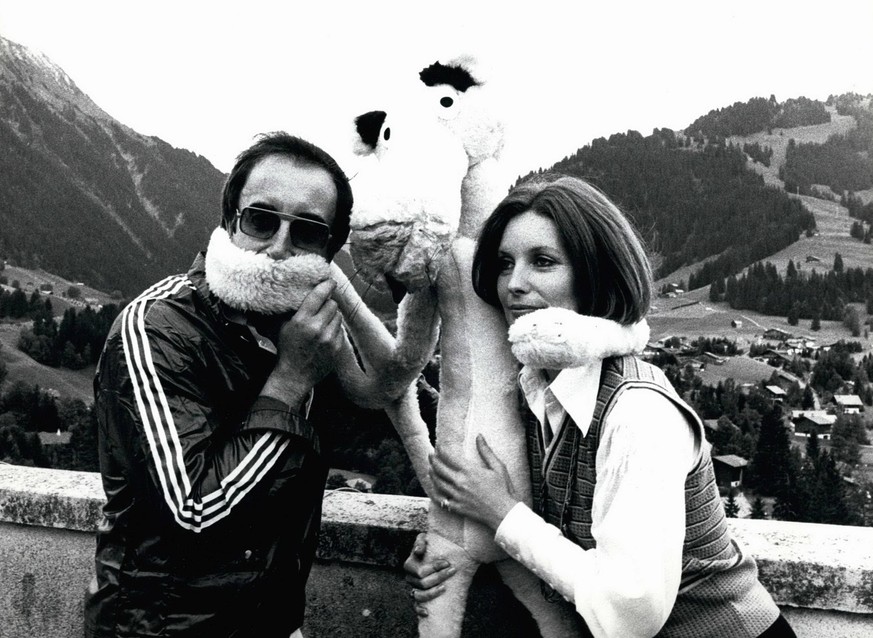 Septembre 09, 1975 - Le retour de la panthère rose : Stars du nouveau film Le retour de la panthère rose sont Catherine Schell et Peter Sellers.  La photo montre Schell (à droite) et les vendeurs avec le p ...